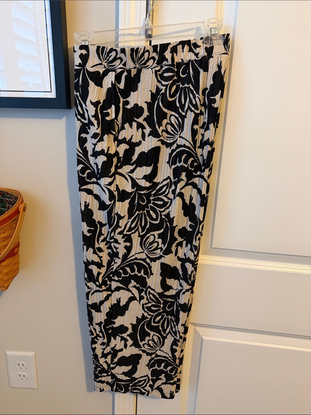 Susan Graver Black and Cream Floral Textured Knit Crop Pants Medium Petite